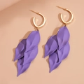Dettaglio di orecchini a petalo viola a strati con texture opaca e ganci dorati - Silver Earring Post - Viola