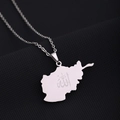 Vue détaillée du pendentif carte d'Afghanistan en acier argenté avec gravure d'Allah sur noir - Collier carte calligraphie arabe Allah couleur acier