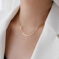 Flache goldene Schlangenkette aus Titanstahl, getragen zu einem weißen Blazer - Flache Gliederkette 40+5cm / Gold