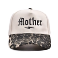Detalle del bordado Mother y visera de leopardo en una gorra de béisbol de lona - Corona Beige con Borde de Leopardo Grande (Bordado Mother)