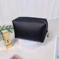 Schwarze Kosmetiktasche aus Kunstleder mit Perlenbuchstaben und Goldreißverschluss - Klein / Schwarz