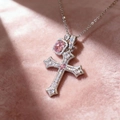 Collana con ciondolo a croce e zirconi rosa su una superficie di velluto rosa - Stile Croce d'Argento con Gemma Rosa (White K 1357)