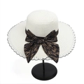Dettaglio cappello di paglia con fiocco a righe nere e oro e bordo a onde traforato - M (56-58cm) / Bianco