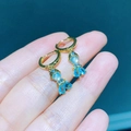 Pendientes de hada dorados con cuenta azul claro y falda de circonitas azul oscuro - Hada Azul