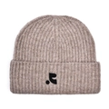 Detail der gerippten Strickstruktur und des schwarzen Sticklogos auf der braunen Mütze - Abstrakter Grafik Logo Stil / Khaki