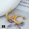 Detalle de pendientes en C dorados con textura de cuentas de caviar y acabado elegante y fino - Estilo A / Textura Punteada Dorada (A)
