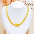 Goldene geflochtene Mesh-Halskette mit 3D-Herzanhänger auf einem Schmuckständer - Goldener Herzanhänger Mesh-Kette (KN293388-SXSJ)