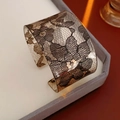 Detail eines transparenten Armreifs mit aufwendigen schwarzen Spitzen-Blumenmustern und Vintage-Stil - Schwarzes Spitzenmuster Armband / Spitze Blumig