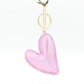 Portachiavi a cuore rosa iridescente in pelle PU con chiusura in metallo dorato su bianco - Rosa