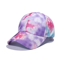 Détail d'une casquette tie-dye colorée avec design classique à six panneaux et surpiqûres - Tie-Dye Rose Violet Bleu Lac