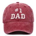 Detalle del bordado #1 DAD en una gorra de béisbol de algodón lavado color granate - Talla única / Burdeos