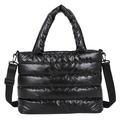 Gesteppte schwarze Puffertasche mit glänzendem Nylon und abnehmbarem Gurt - Schwarz