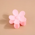 Détail d'une pince à cheveux fleur rose mate avec un design floral élégant à six pétales - Rose