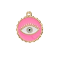 Vista macro de colgante de Ojo Turco rosa y dorado con borde de metal ondulado - Rosa