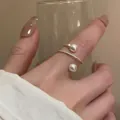 Minimalistischer silberner Schleifenring mit Doppelperlen auf einem gedrehten Band - Silber Mehrschichtige Perle (J937)