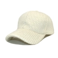 Primo piano di un cappellino da baseball in maglia crema con trama a costine e tessuto - M (56-58cm) / Bianco