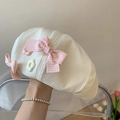 Baskenmütze aus Cord in Cremeweiß mit rosa karierter Schleife und Blumen-Knopf-Detail - M (56-58cm) / Gebrochenes Weiß