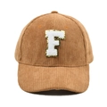 Detailansicht des F-Buchstaben-Patches auf einer braunen Cord-Baseballkappe - F-Buchstaben Aufnäher (Braun)