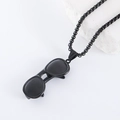 Detalle de collar con colgante de gafas de sol negras estilo punk sobre piedra blanca - Negro (con cadena de 60cm)