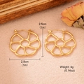 Boucles d'oreilles fleurs creuses dorées mates avec un design de pétales torsadés - Style Fleur Creuse (WGXA0035055019)