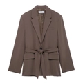 Vue détaillée à plat d'un blazer marron foncé pour femme avec ceinture et revers - Blazer
