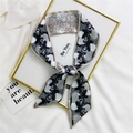 Sciarpa sottile in poliestere con stampa artistica astratta in nero, bianco e grigio - 7*100cm / Linee Profilo Nere