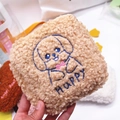 Gros plan sur la pochette à serviettes en peluche avec chien brodé et texte Happy - 14*14cm / Khaki (Broderie Chien)
