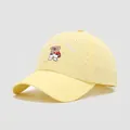 Detail van gele kinderpet met ademend gaas en schattig geborduurd berenpatroon - Kinderen 3-8J ca. 50-54CM / Beertje Geel