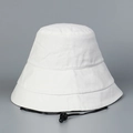 Détail du bord en toile surpiquée et du cordon réglable sur le chapeau bob blanc d'été - L(58-60cm) / Blanc