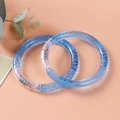 Zweiteiliges Set aus hellblauen LED-Blasenarmbändern aus Acryl für Konzerte und Events - Blau