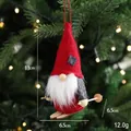 Gnomo natalizio da appendere con cappello rosso e sci su un albero festivo - Pendaglio di Natale Con Cappello Rosso