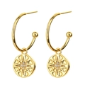 Detalle de pendientes bañados en oro de 14K con grabado de estrella y strass brillante - Estrella Circonia (ES0078)
