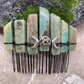 Détail du peigne à cheveux avec cristaux verts et symbole de triple lune pentagramme argent - Amazonite Fil Noir Lune d'Argent