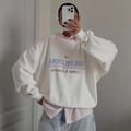 Felpa bianca oversize con stampa testo blu abbinata a una camicia rosa per un look moderno - S / Bianco