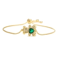 Elegante bracciale a orsetto dorato con zircone a cuore verde e pavé su sfondo bianco - Oro + Orso Cuore Verde
