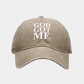 Détail d'une casquette en coton lavé avec texte GOD GOT ME imprimé sur un tissu kaki vintage - Réglable / Kaki