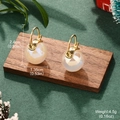 Detalle de pendientes de perlas con medidas de 2,4cm de largo y 1,35cm de ancho en madera - Estilo de Cuenta de Arcoiris / Bola Iridiscente Dorada