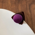 Pince à cheveux oreilles de chat violette avec texture velours sur fond en bois - Violet