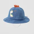 Dettaglio cappello sole neonato in cotone blu con ricamo dinosauro e cinturino a vento - Taglia Bambino Regolabile / Blu
