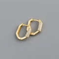 Gros plan de boucles d'oreilles créoles dorées avec pavé de zircons et poinçon S925 - Anneau en zircone en forme de U - Or