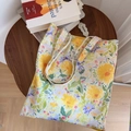 Détail du tote bag en coton à fleurs montrant la texture du tissu et l'étiquette intérieure - Grande fleur jaune