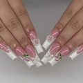 Dettaglio di unghie finte French rosa e bianche con fiocchi 3D e strass ciliegia - Bianco latte