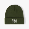 Gorro de punto verde oscuro con bordado DOG MOM blanco y huella de perro sobre fondo blanco - Talla única / Verde Militar