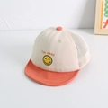 Dettaglio del cappellino bimbo con ricamo smiley e rete bianca traspirante sul retro - 48cm (Consigliato 6 mesi-2 anni) / Arancione