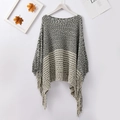 Detalle de poncho de punto gris con rayas horizontales y decorativo borde de flecos - Negro