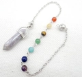 Zeshoekige hanger van gevlekte natuursteen met zeven chakra-kralen en zilveren halsketting - B29-Dalmatiërsteen