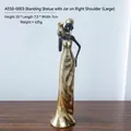 Vintage Afrika Figur Frau in goldnem Kleid mit Krug für Heim Dekoration - Stehend Rechte Schulter Krug Tragend (Groß)