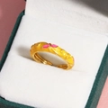 Dettaglio macro di un anello dorato regolabile con petali in smalto rosa su velluto verde - Base Oro Petalo Rosa Stile (款式3)