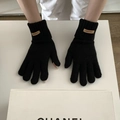 Guanti in maglia di cashmere nero da donna con etichetta in pelle fatta a mano su sfondo bianco - Nero