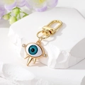 Portachiavi occhio turco dorato con resina blu e strass su sfondo di pietra bianca - Malocchio Blu Chiaro (Tre Punte) / Oro
